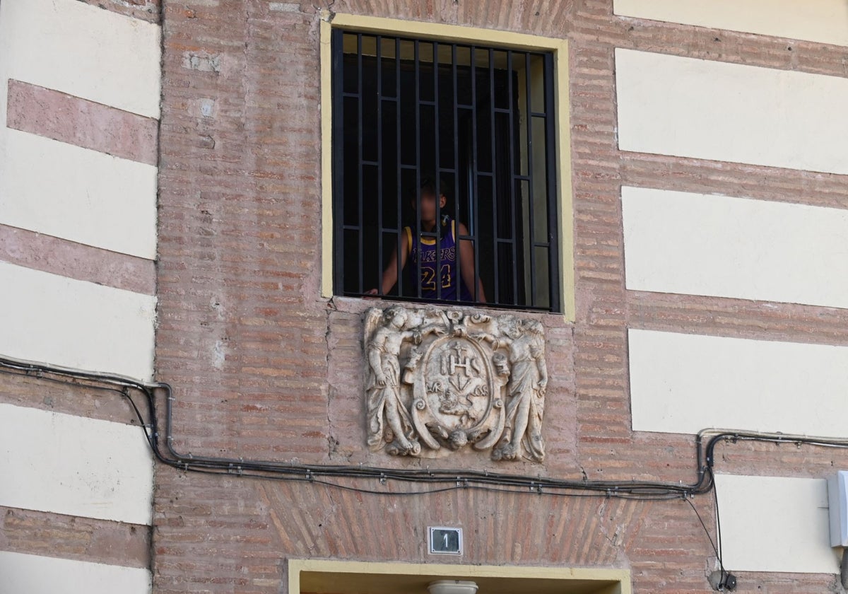 Uno de los menores internados en el centro se asoma a la ventana para hablar con ABC