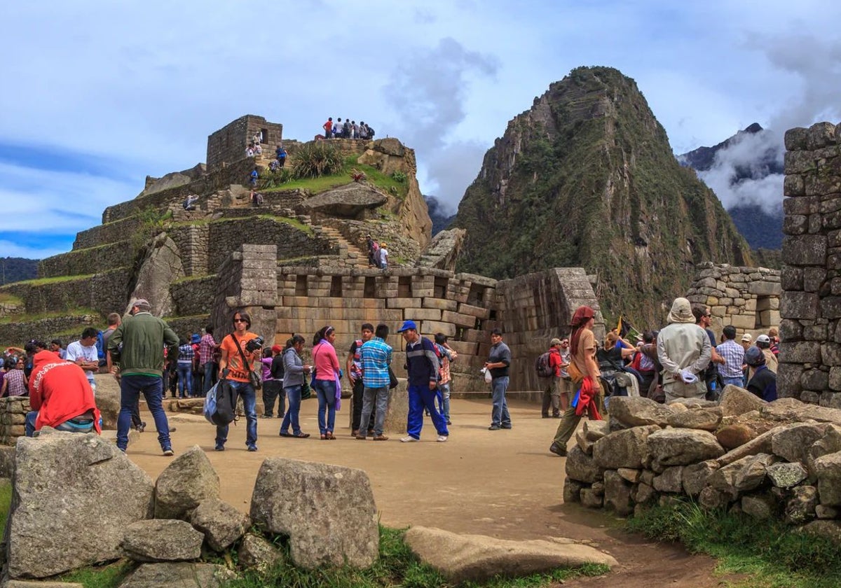 Turistas en el complejo arqueógico de Machu Picchu