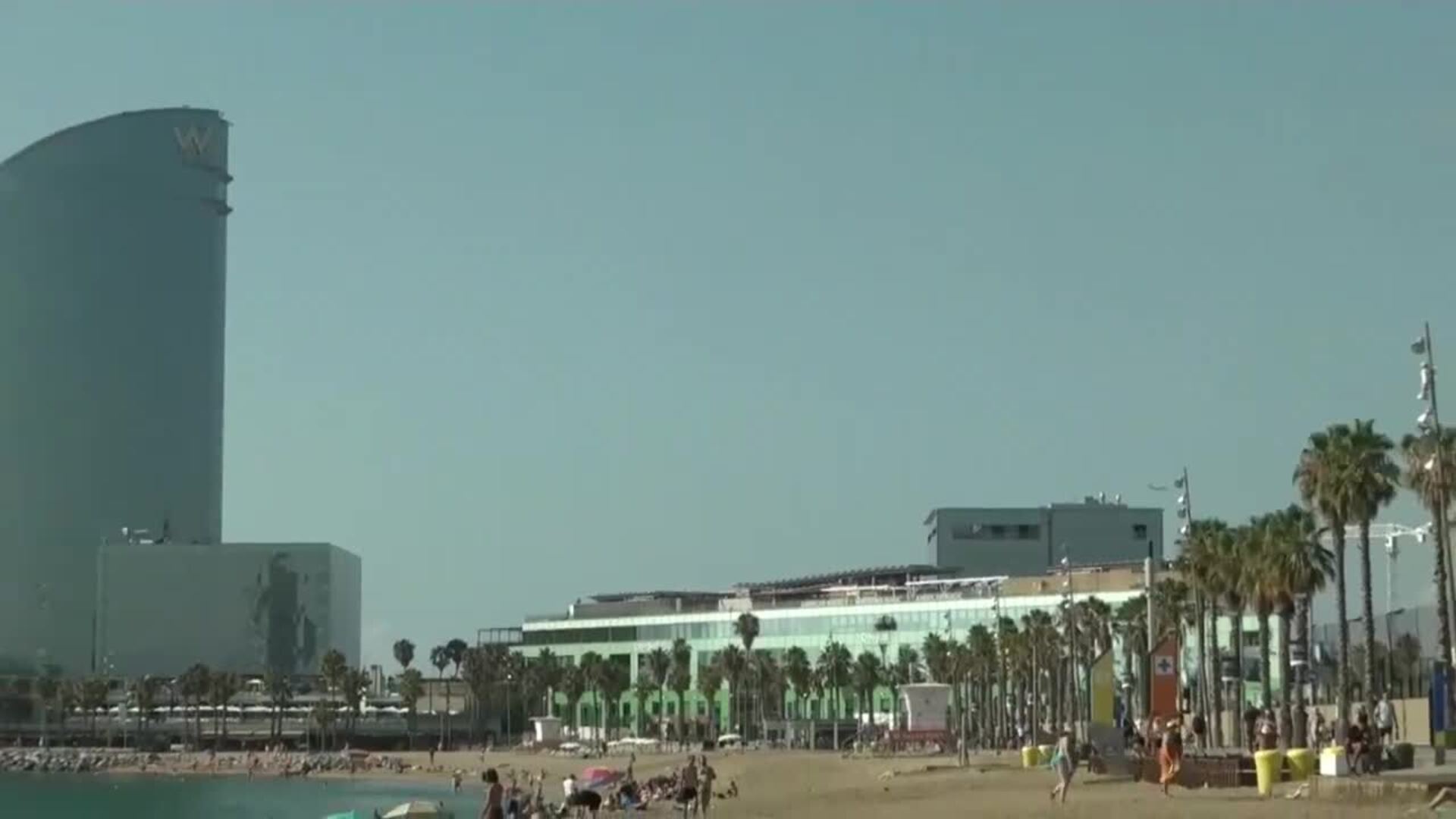 Barcelona amanece con más sol tras otra noche tórrida sin bajar de los 26 grados