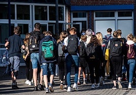 Un colegio alemán prohíbe la ropa que no cubra el ombligo para enfrentar el acoso escolar