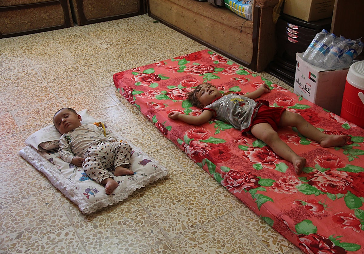 Dos niños malviviendo en zonas de acogida durante el éxodo de 2014