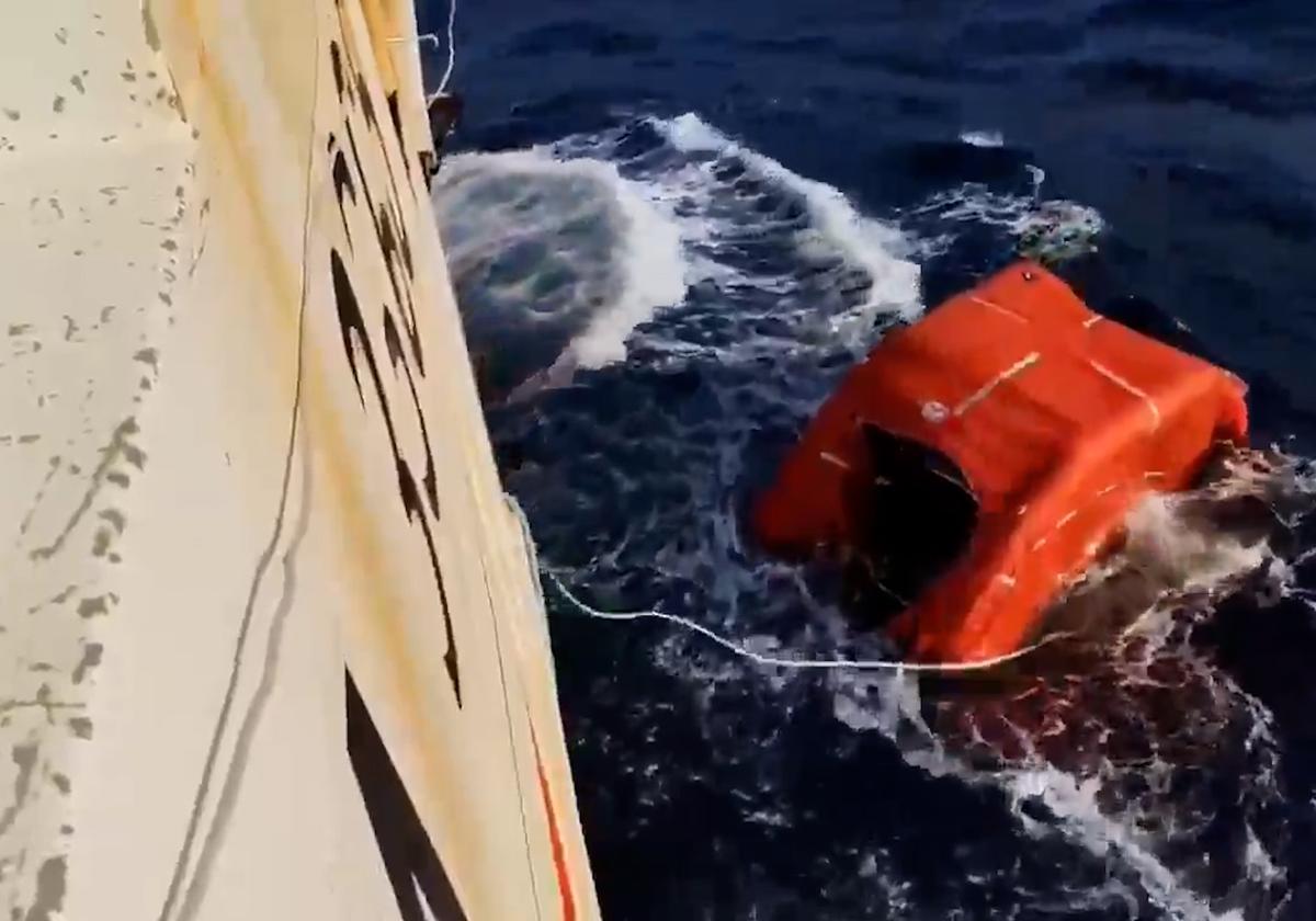 La balsa salvavidas en la que viajaban varios de los tripulantes del barco y que estuvo expuesta a olas de hasta 8 metros y bajas temperaturas