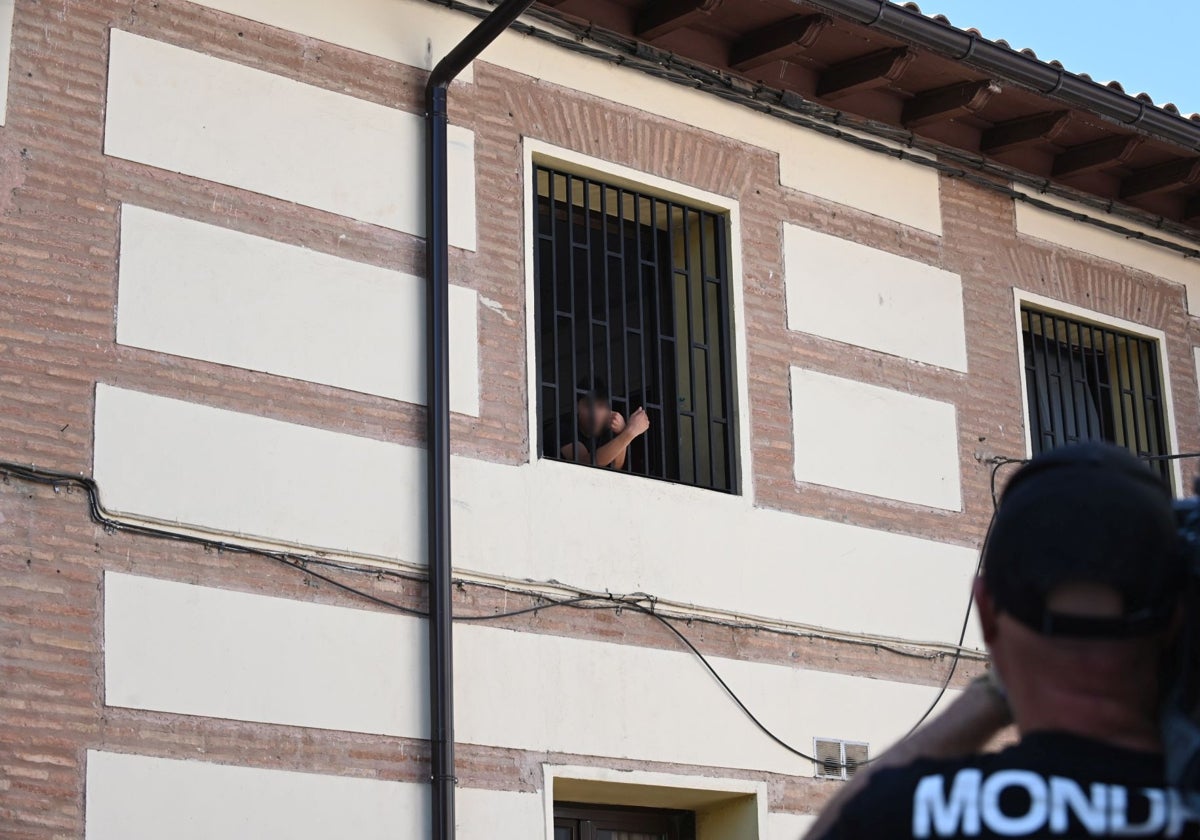 Uno de los menores saca los brazos por la ventana del centro de menores de Ateca (Zaragoza)