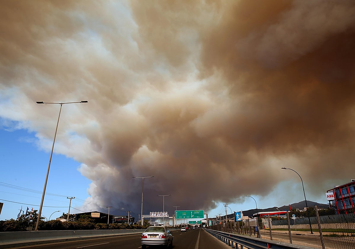 Imagen del incendio a las afueras de Atenas, Grecia
