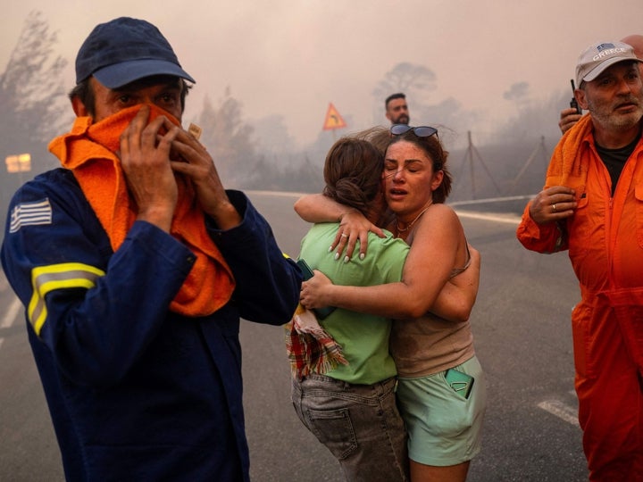 Más de 250 personas han sido rescatadas tras quedarse atrapadas entre las llamas