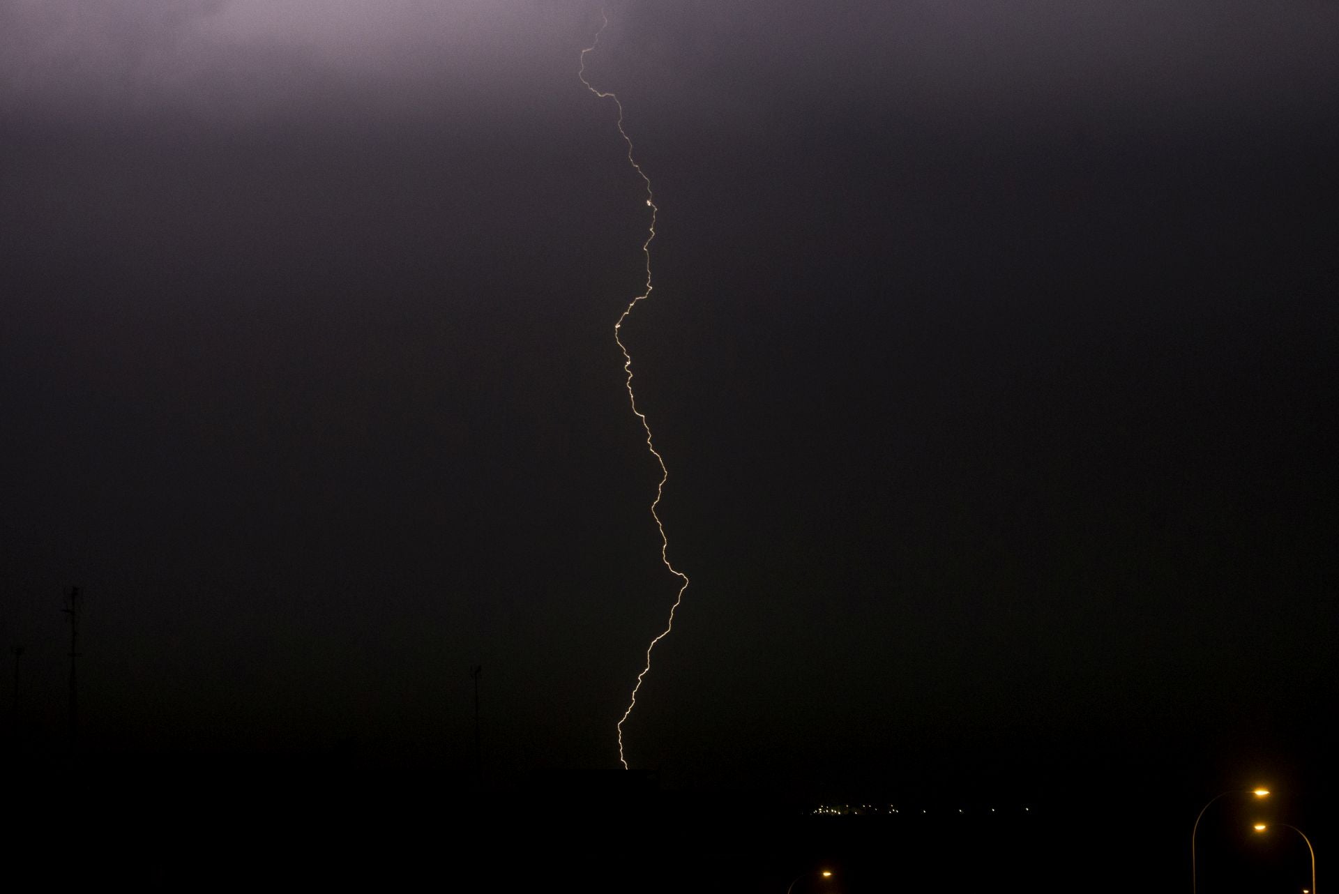 Un rayo durante una tormenta en una imagen de archivo