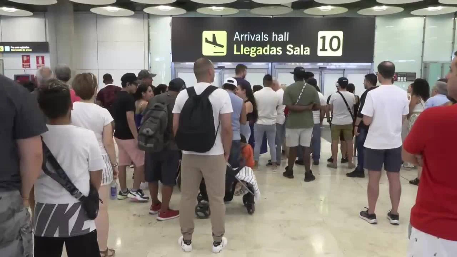 Turistas procedentes de Atenas comentan sobre el incendio cercano a la capital griega