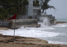 La tormenta tropical Ernesto se convierte en huracán en su paso por Puerto Rico