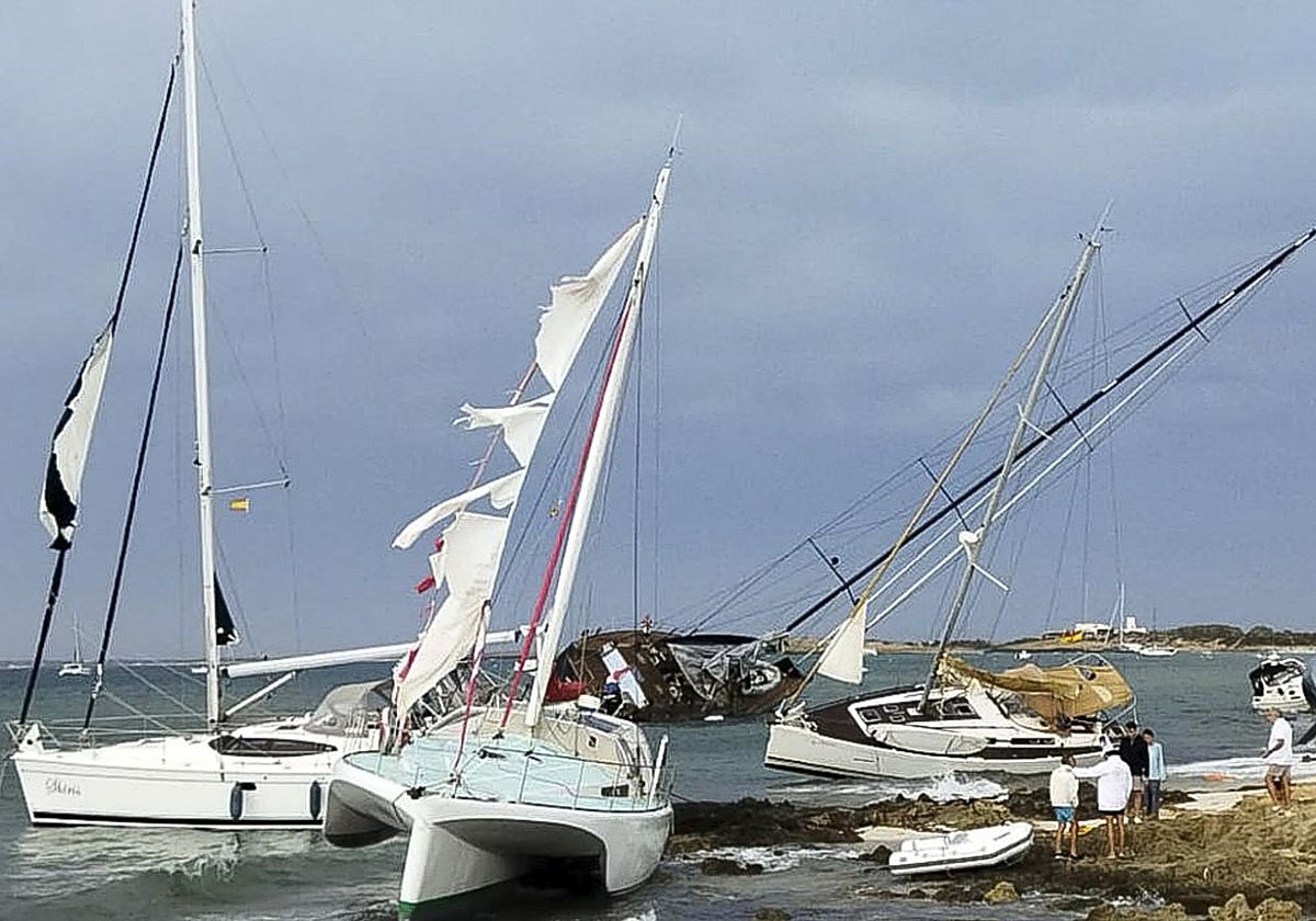 Embarcaciones encalladas en la isla de Formentera
