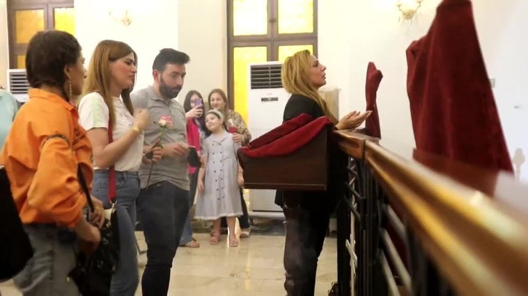 Misa por la Virgen de la Asunción en una iglesia de Bagdad