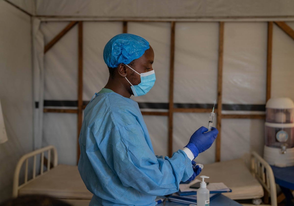 Un enfermero prepara una inyección en el centro médico de Munigi, República Democrática del Congo