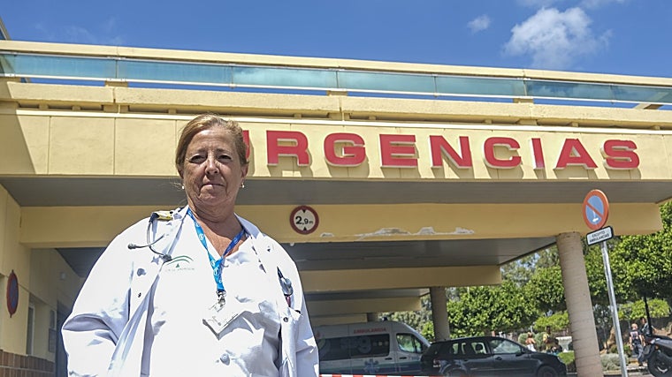La médico Cristina Guitard frente al Hospital Costa del Sol de Marbella