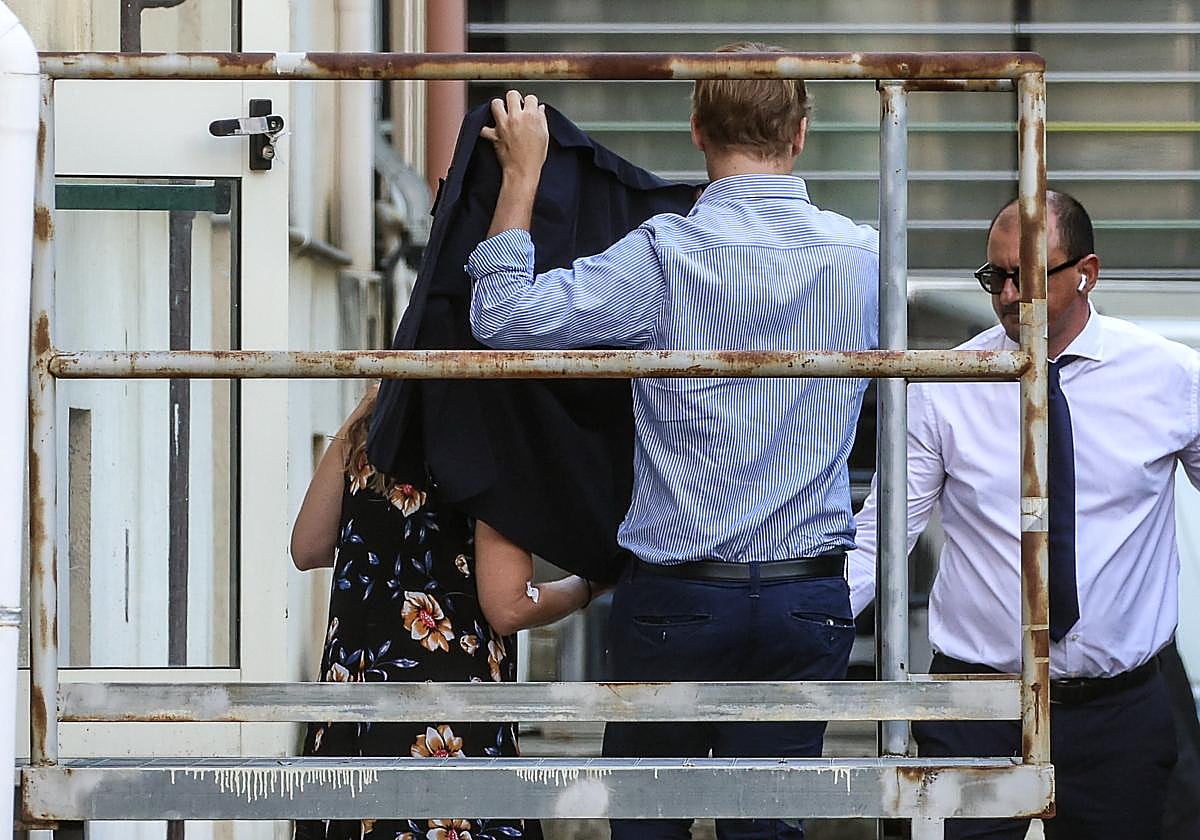 Los supervivientes del desastre salen del barco