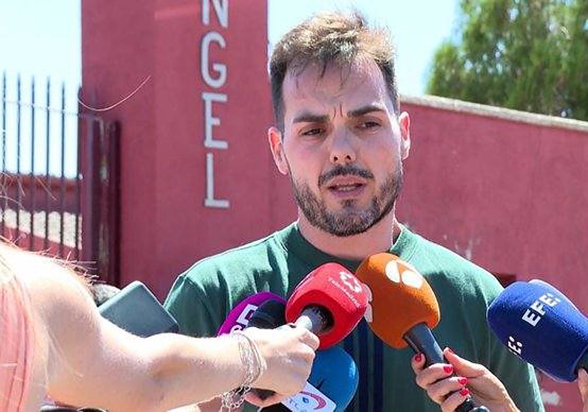 Imagen de Asell Sánchez, familiar del niño asesinado en Mocejón, ante los medios de comunicación