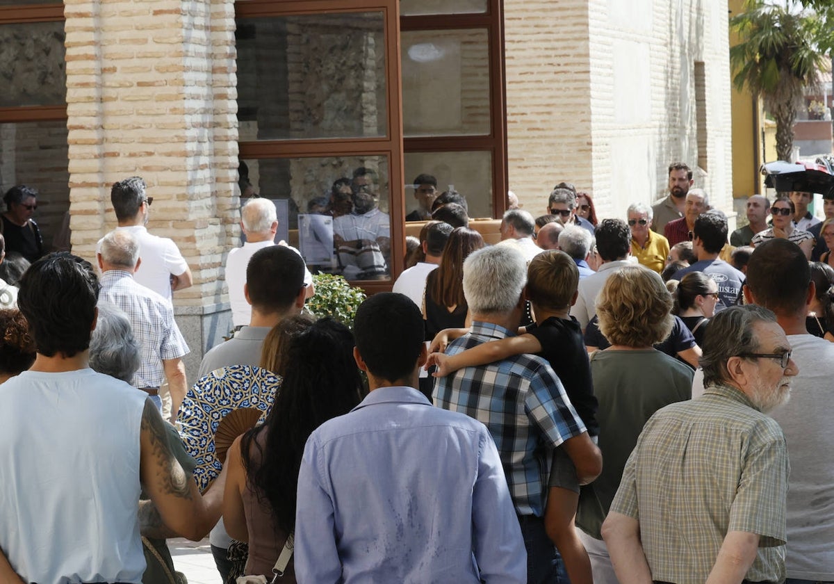 Vecinos en el funeral de Mateo, el niño de 11 años que fue asesinado el pasado domingo