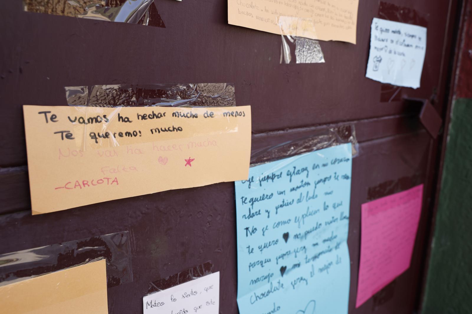 Algunas notas de los amigos de Mateo en la entrada del polideportivo