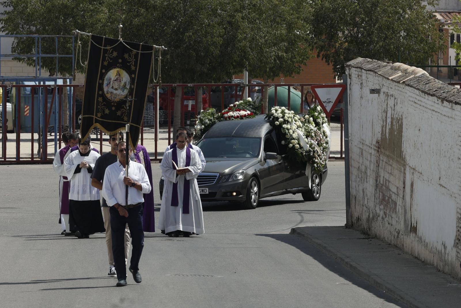 El coche fúnebre tras la salida de la iglesia