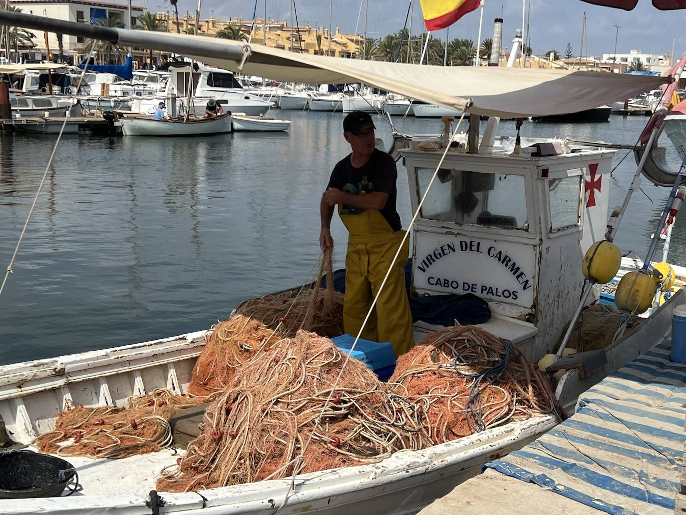 Un pescador recoge las redes tras una dura mañana pescando. Este profesional reconoce que “2022 fue un gran año pero este está siendo peor”.