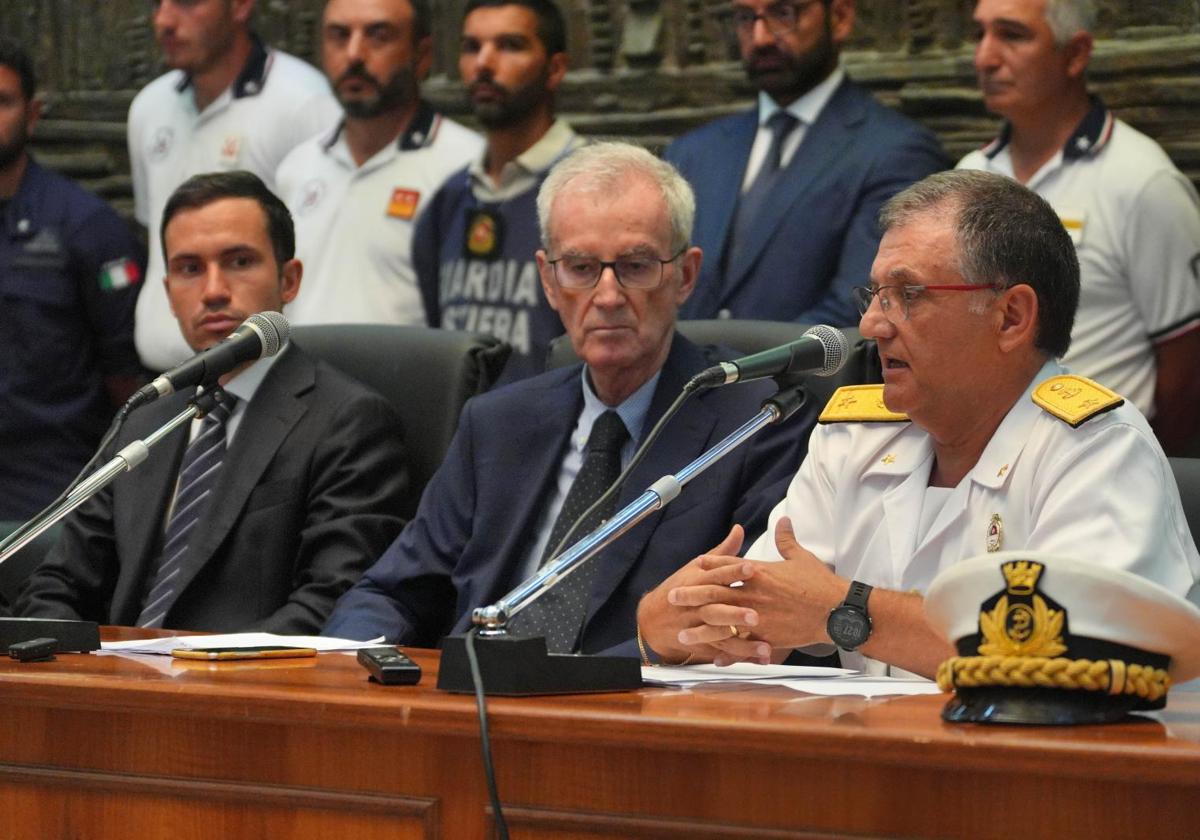 Imagen del interrogatorio al capitán del Bayesian
