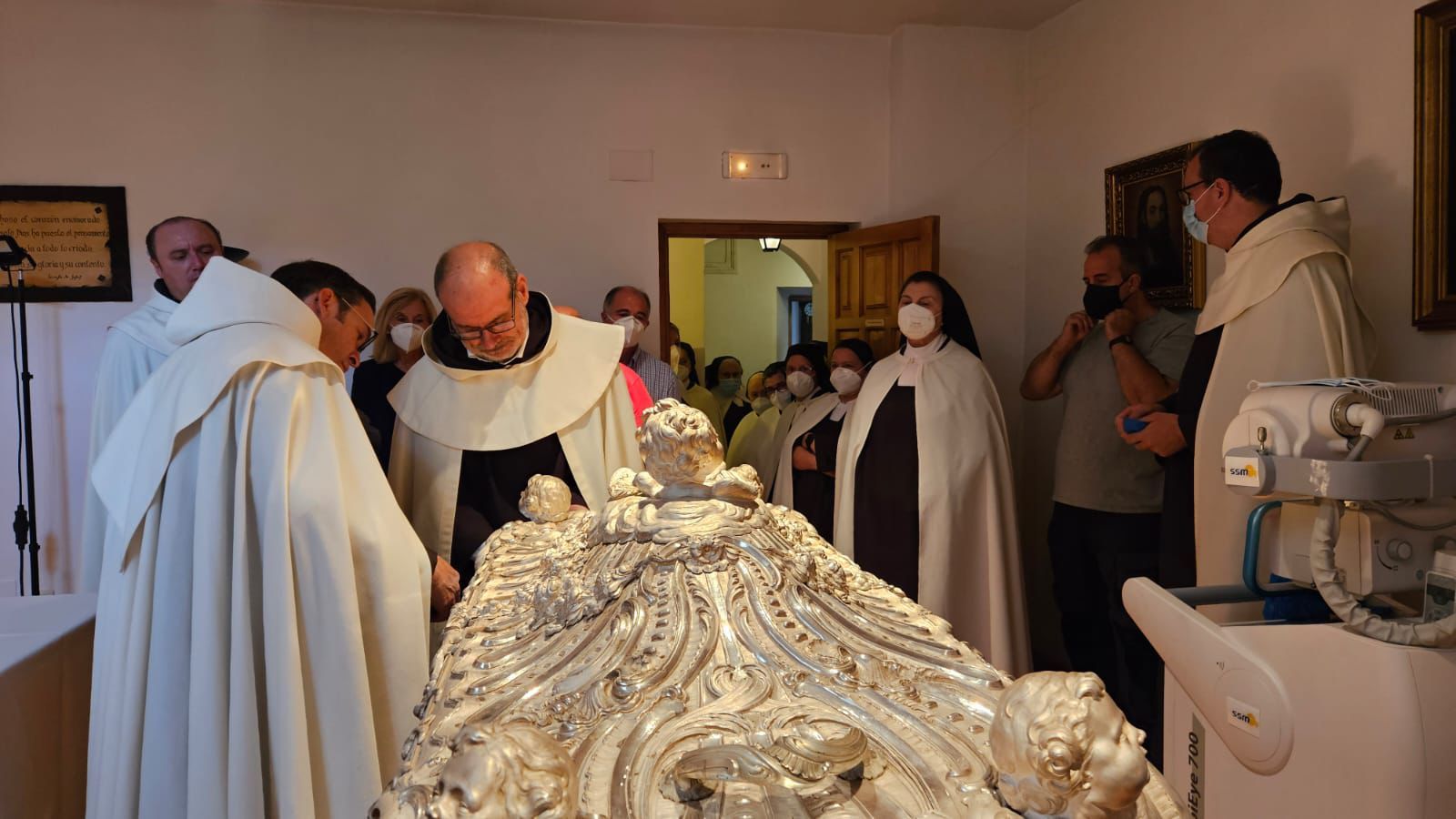 Los carmelitas descalzos Miguel Ángel González (i.) y Marco Chiesa abren el sepulcro de plata que conserva el cuerpo de la santa, para lo que son necesarias cuatro llaves, una de ellas custodiada por la Casa Real