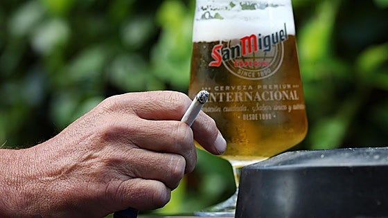 Adiós al cigarro y la pinta en la terraza del pub: Reino Unido considera prohibir fumar en espacios al aire libre