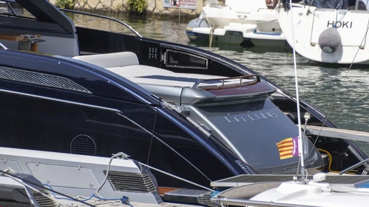 El yate 'La Luna' amarrado y precintado en el puerto de Cala Bona