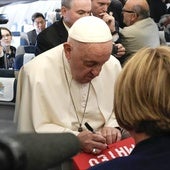 El Papa firma una camiseta del equipo de Mateo, el niño asesinado en Toledo