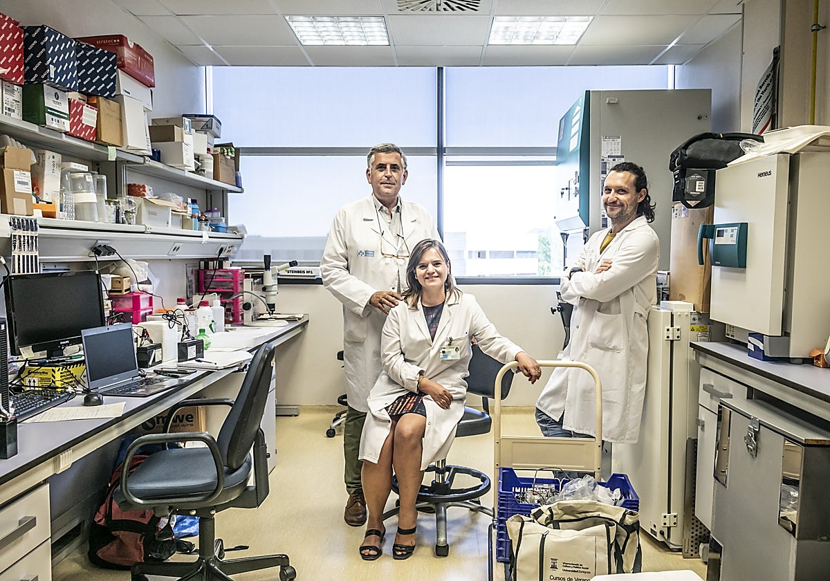 José Antonio Oteo, a la izqda., con parte de su equipo del CIBIR