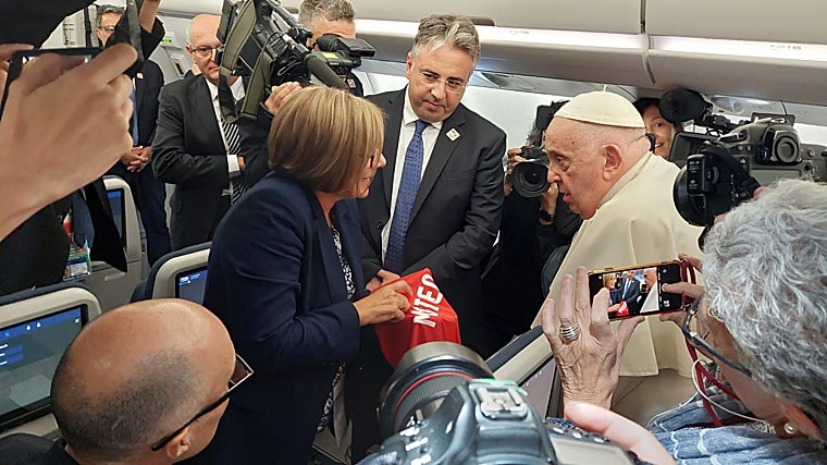 El papa firma una camiseta enviada por la familia de Mateo, el niño de once años asesinado en Mocejón