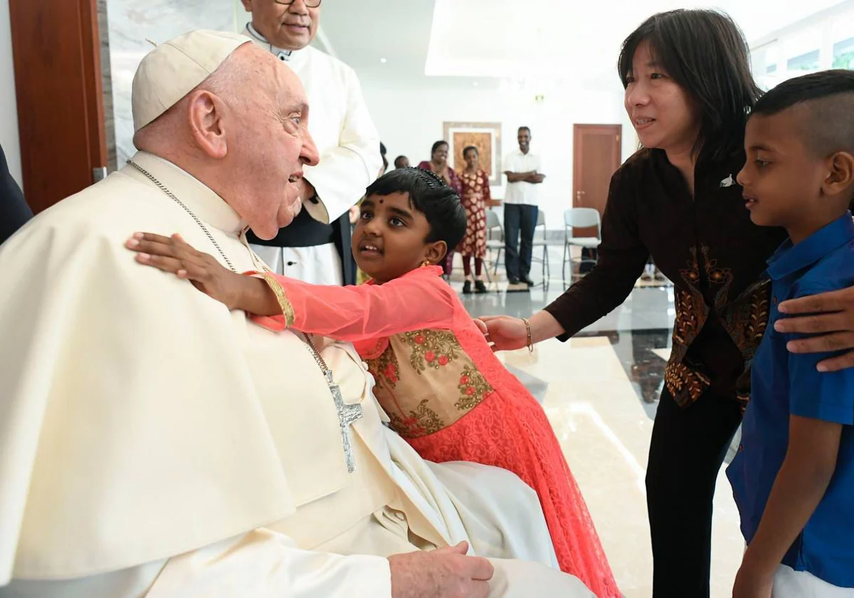 El Papa recibe a varios refugiados nada más llegar a la nunciatura de Yakarta (Indonesia)