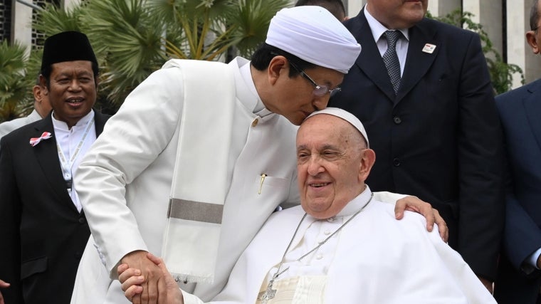 El gran imán de Yakarta ha besado en la frente en al Papa Francisco en la mezquita de Istiqlal