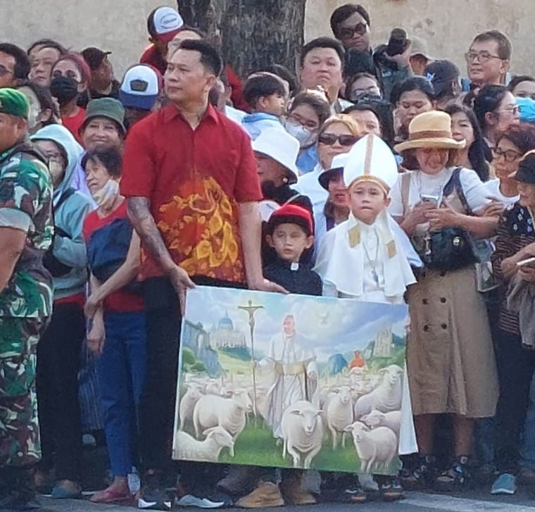 Varios de los peregrinos esperan a las puertas del estadio la llegada del Papa
