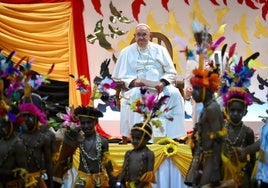 El Papa pasa la tarde con los niños «sin sonrisa» de Papúa: «Sois maravillosos»