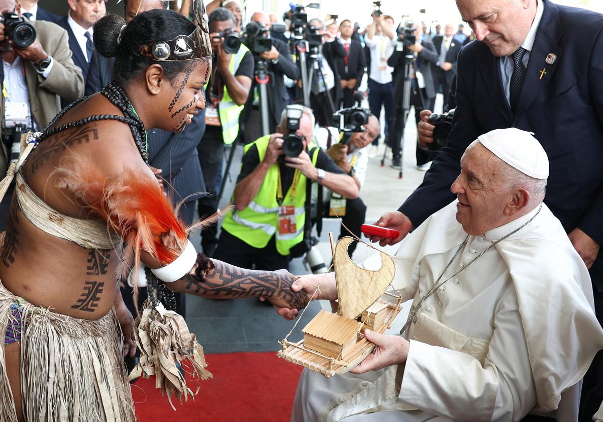 El Papa Francisco recibe un regalo de una mujer indígena de Papúa Nueva Guinea