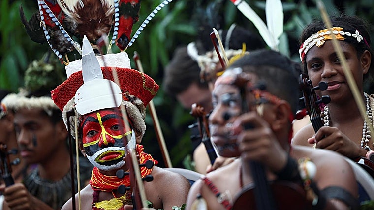Indígenas durante la visita del Papa a Papúa Nueva Guinea