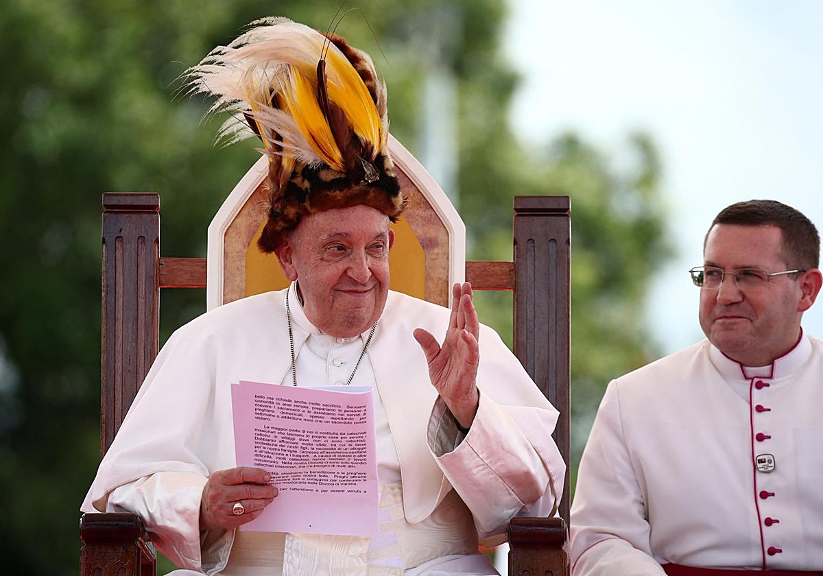 El Papa durante su visita a Vánimo luciendo un sombrero tradicional