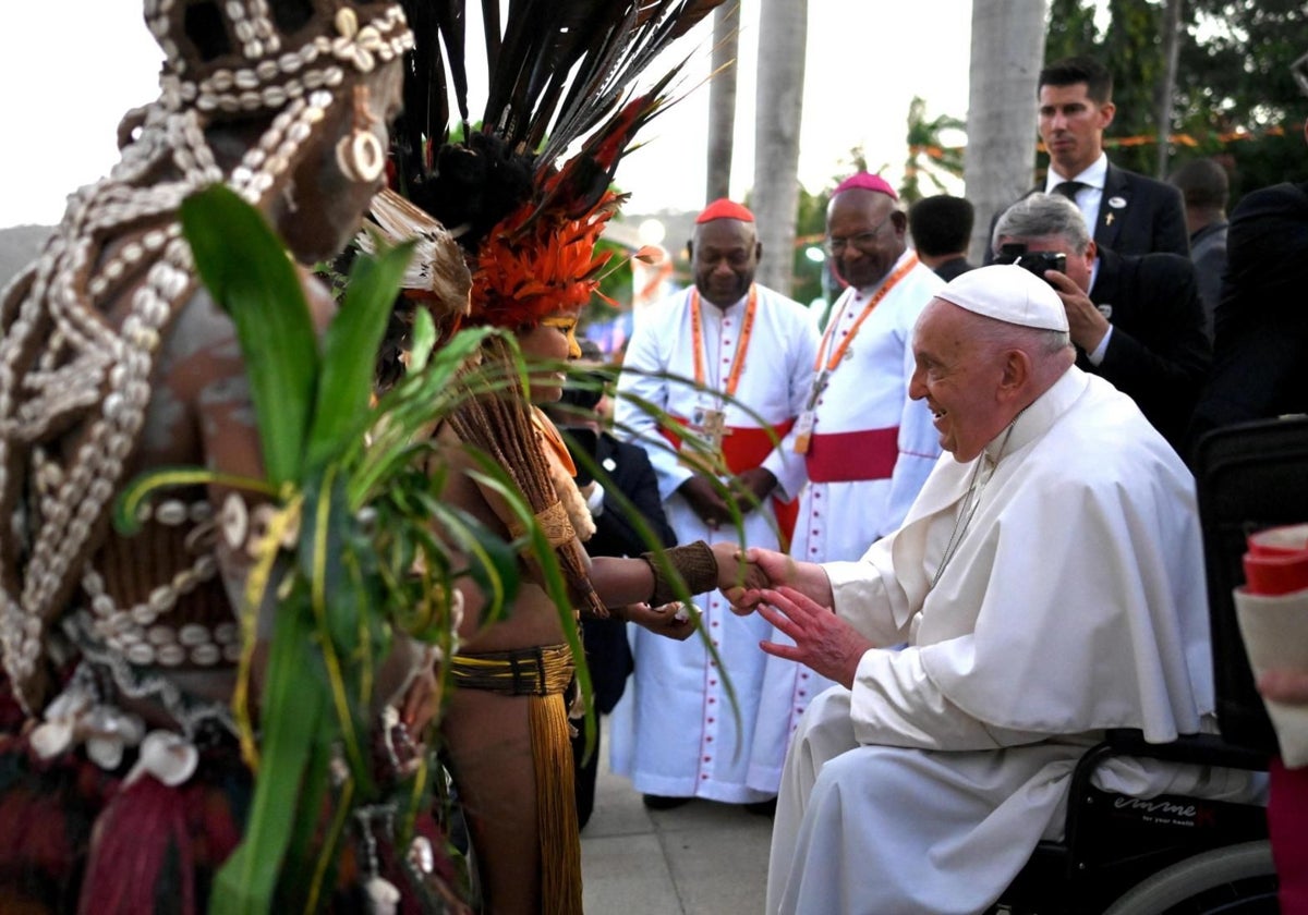 El Papa recibe a varios nativos en Papúa Nueva Guinea