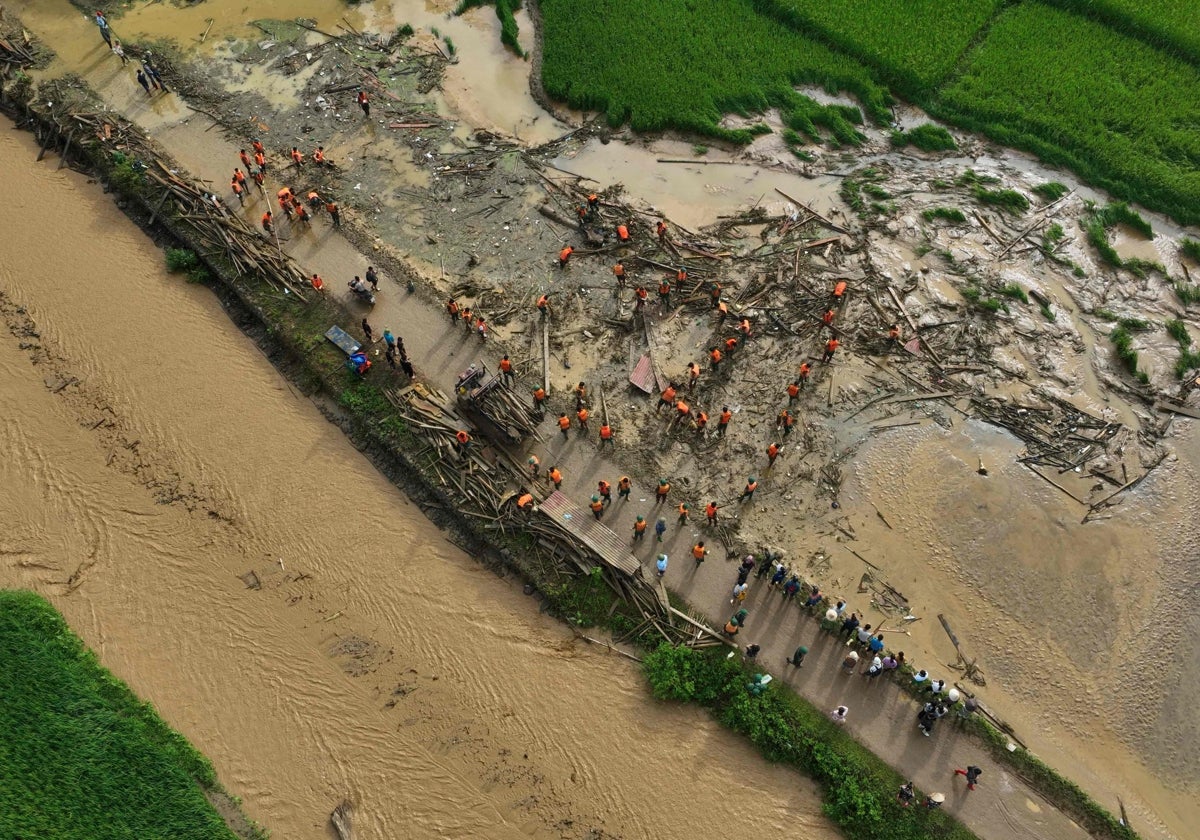 Imagen de los restos del pueblo Lang Nu, Vietnam, tras el deslizamiento de tierra