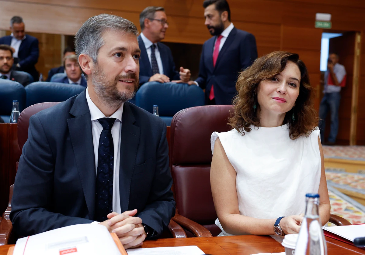 La presidenta de la Comunidad de Madrid, Isabel Díaz Ayuso, acompañada por el consejero de Presidencia, Justicia y Administración Local, Miguel Ángel Martín, ayer en la Asamblea de Madrid