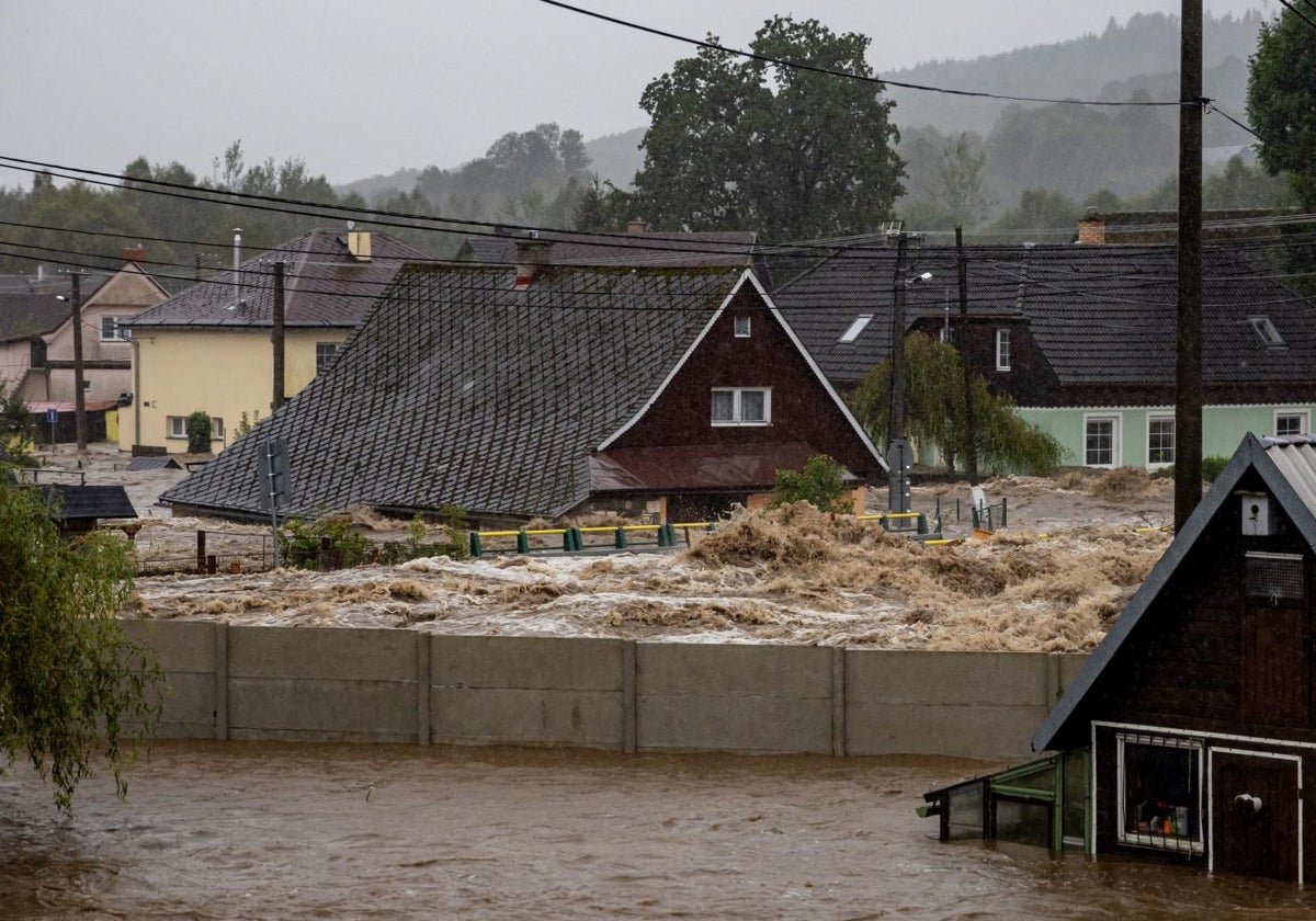 Vista de los daños causados por el desbordamiento del río Staric tras las fuertes lluvias que afectaron a la localidad de Lipova-lazne, República Checa este domingo