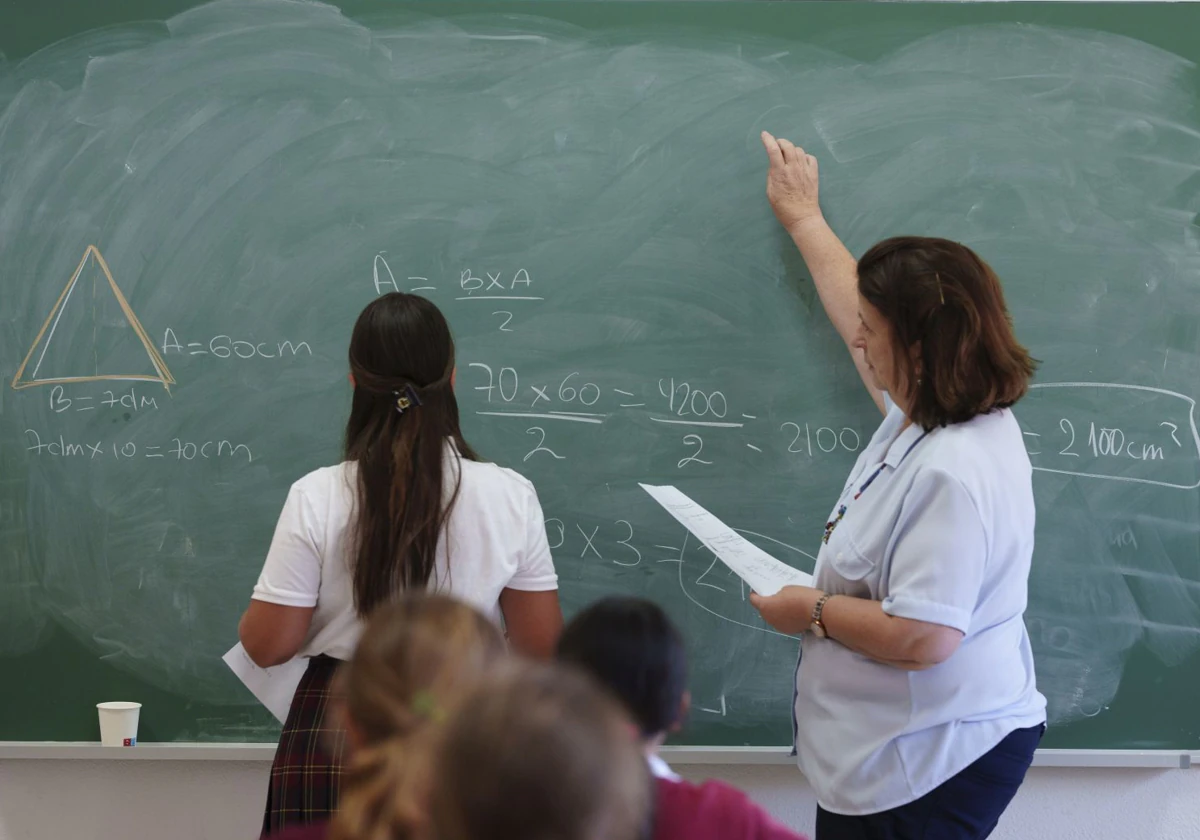 Una maestra enseña a sumar a una clase de Primaria