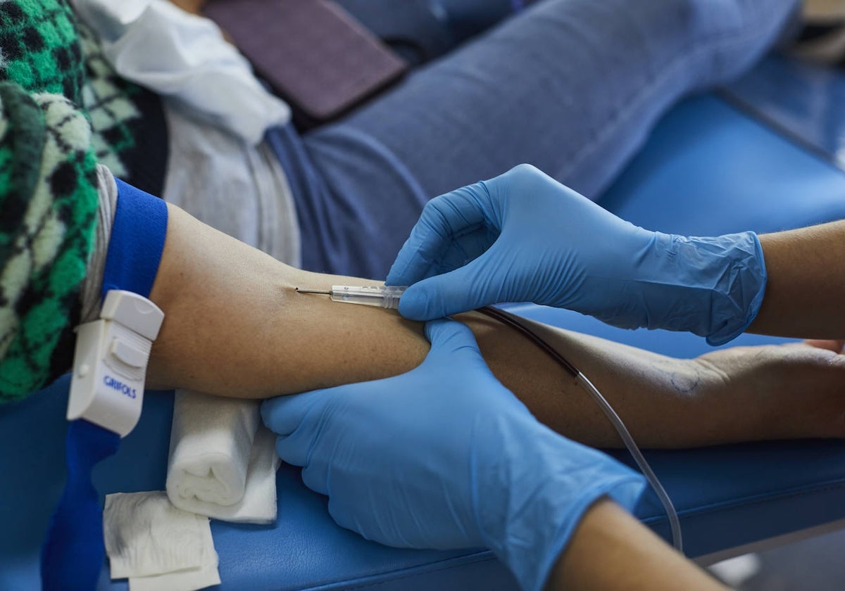 Un paciente, a punto de recibir una transfusión de sangre