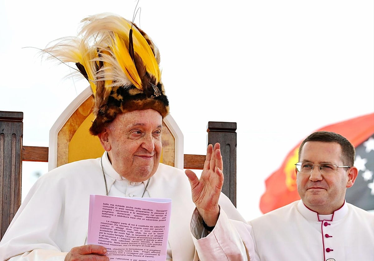 El Papa Francisco en Papúa Nueva Guinea ataviado con un tocado papú