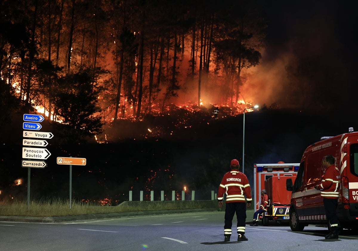 Personal de emergencia observa el incendio forestal en Sever do Vouga, Portugal