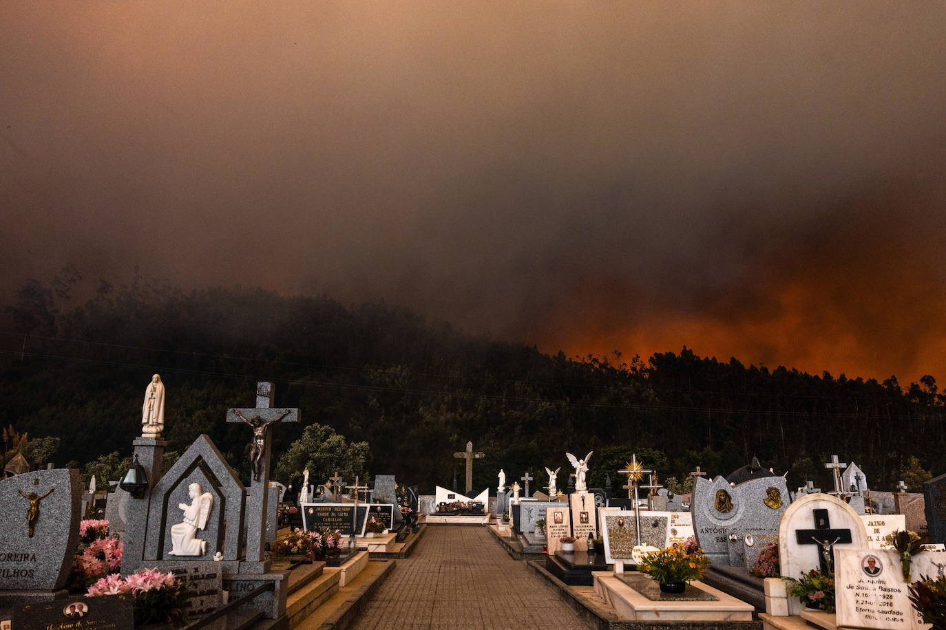 El cementerio de Covelo flanqueado por las llamas del incendio forestal