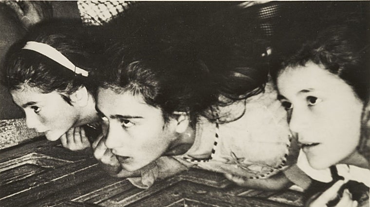 Jacinta, Conchita y Loli (de izquierda a derecha) en una de las más de las 2.000 ocasiones en las que se les 'aparecía' la Virgen