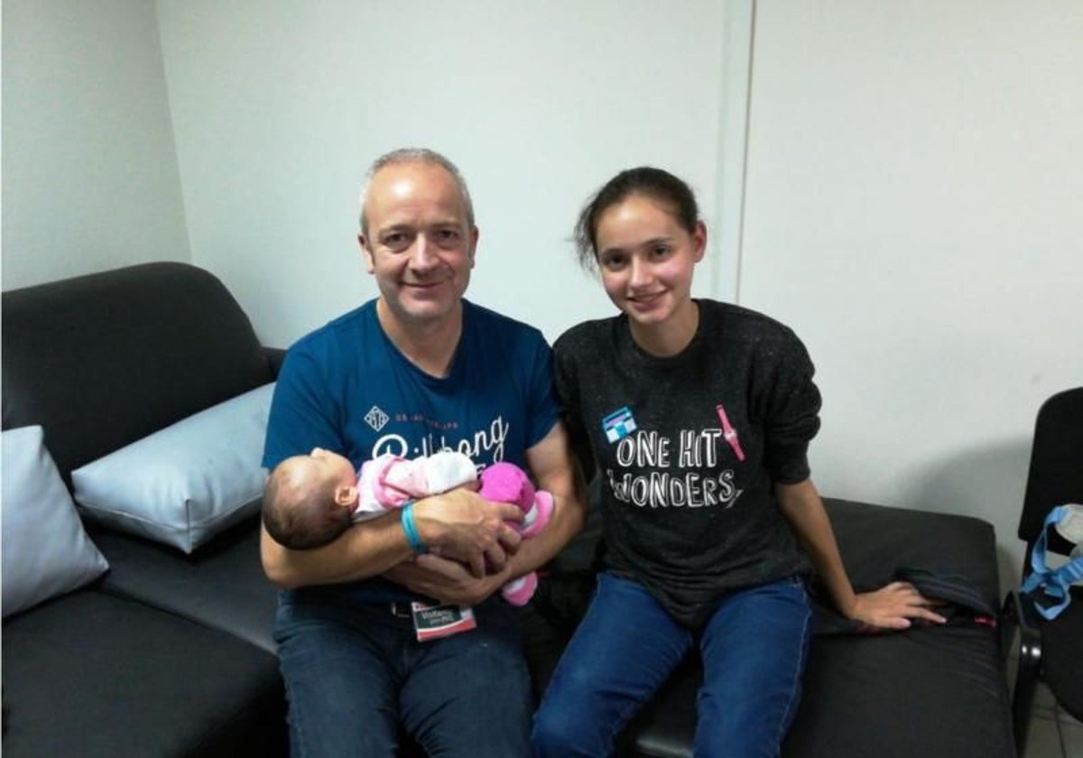 Patricia Aguilar junto a su bebé y su padre Alberto, que luchó por su liberación