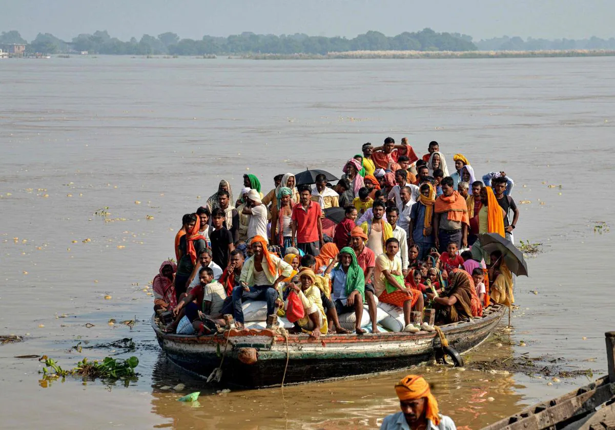 Multitud de personas en una barca, durante un festival en India.