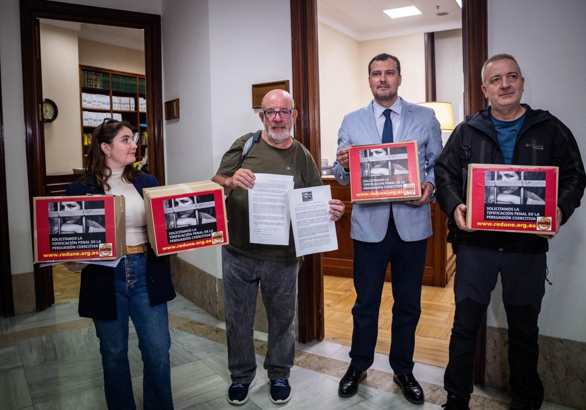 Sara López, Juantxo Domínguez, Carlos Bardavío y Alberto Aguilar tras entregar las firmas en el registro del Congreso