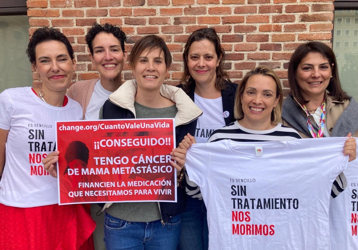 Pacientes de cáncer, este jueves, tras conocer la aprobación de la financiación de los fármacos